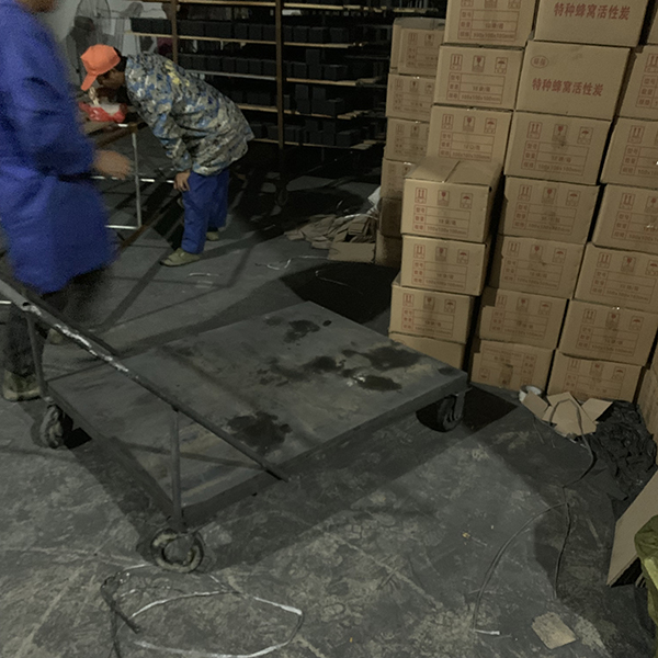 波涛厂工人在飞快的装着一车30立方特种耐水蜂窝活性炭